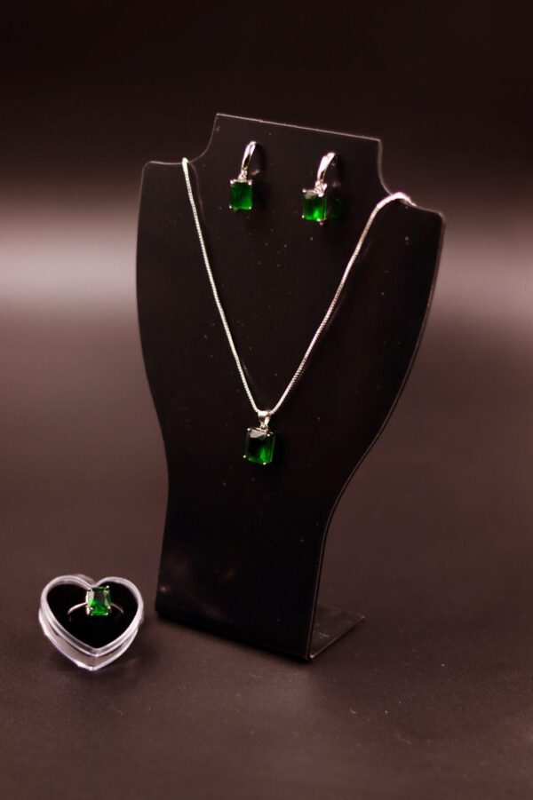 conjunto de semi- joias com pedras verdes