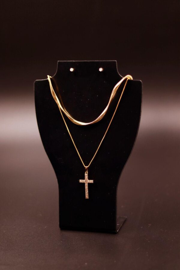 Conjunto composto por  Brincos e choker