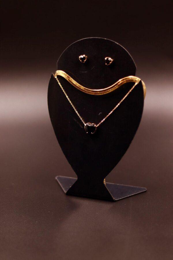 Conjunto composto por uma choker
