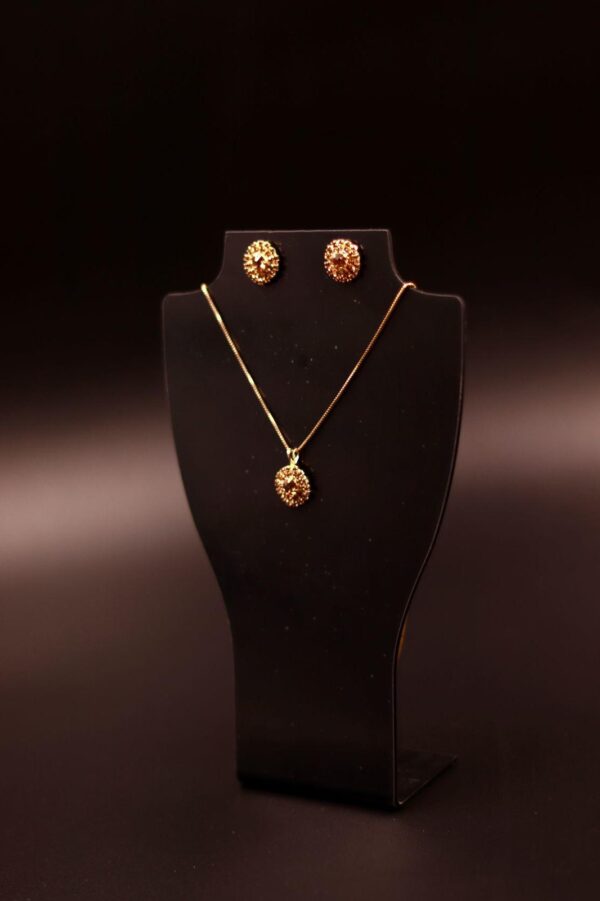 conjunto em formato  pedrarias amarelas