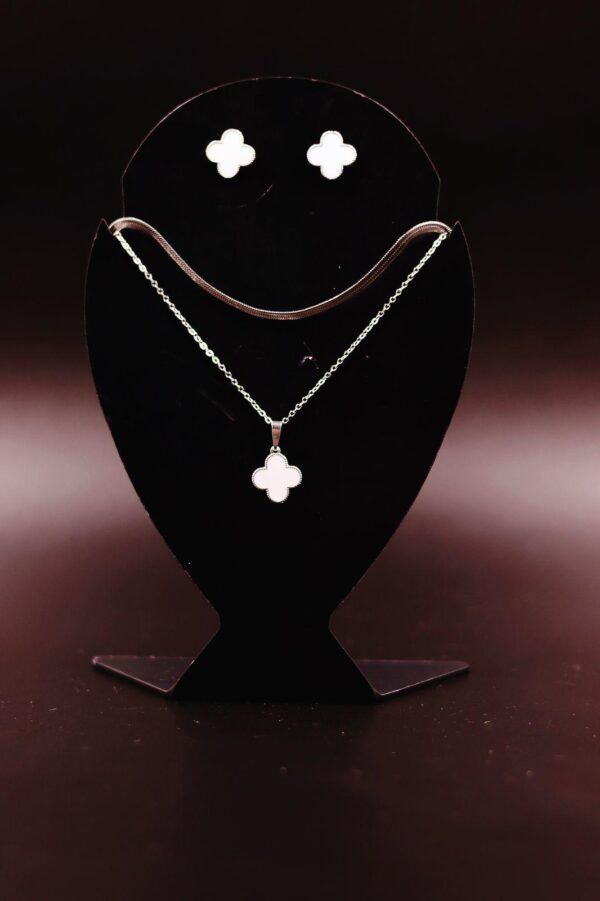 Conjunto de colar em formato de trevo com choker