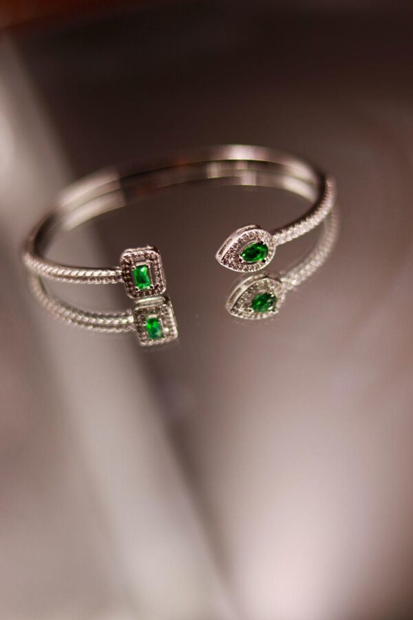 Bracelete com zircônias verdes