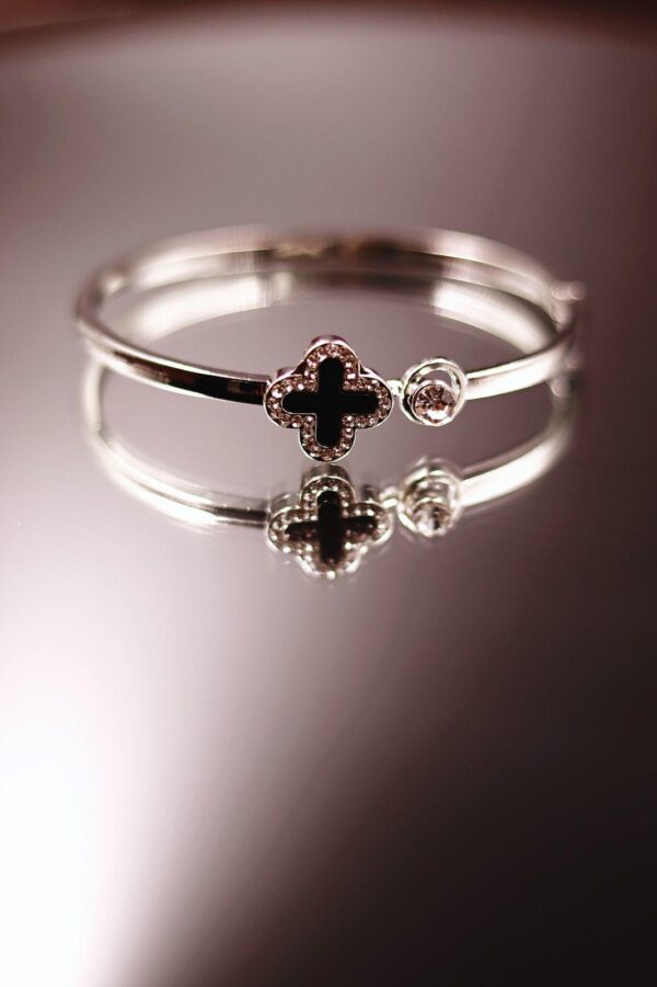 Bracelete com Detalhe de Trevo