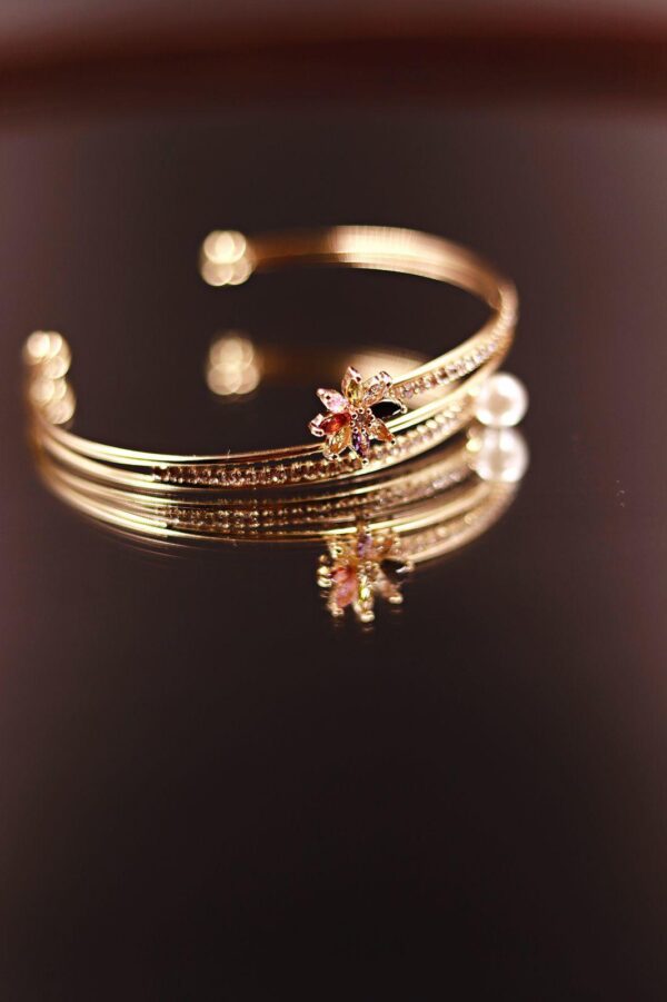 Pulseira Dourada com Flor Cristalizada