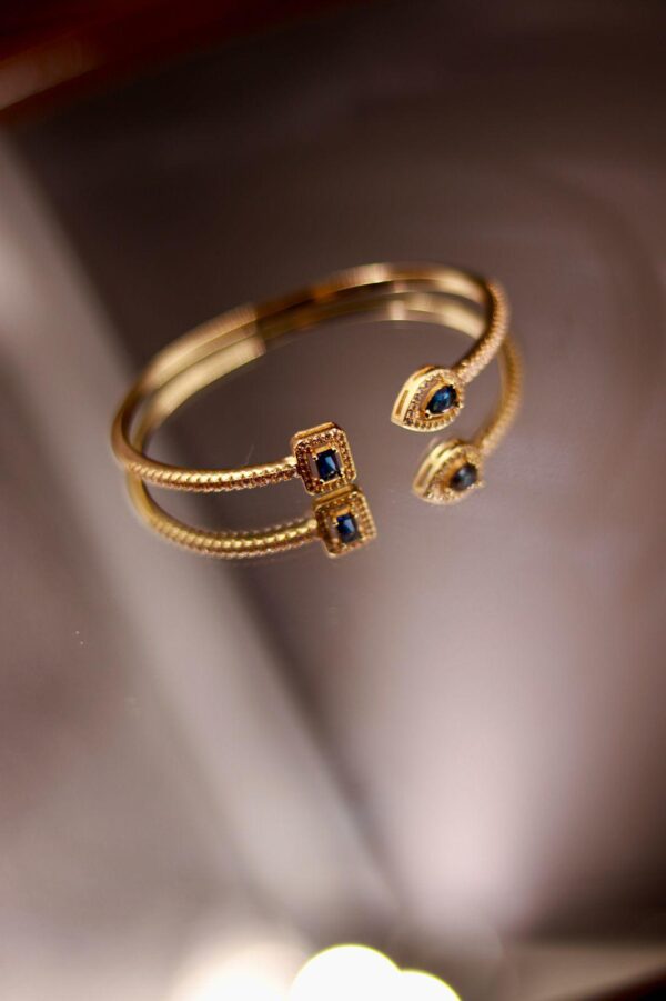 Bracelete com zircônias azuis